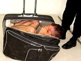 فرار عجیب زندانی ۲۰ ساله با پنهان شدن در چمدان هم سلولی اش